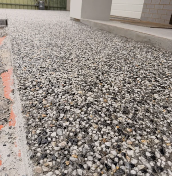 Natural stone in exposed aggregate concrete