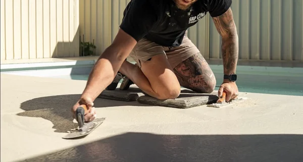 Manual finishing along the concrete edge